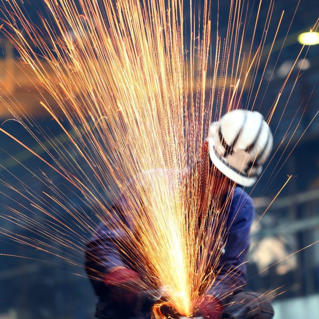 Hackender Metallarbeiter in der Fabrik