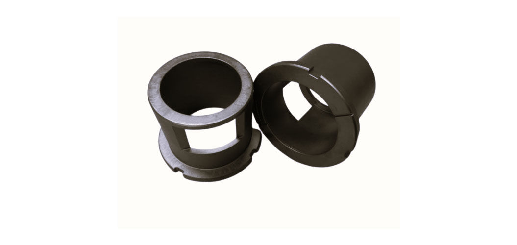 Zwei schwarze Metallbuchsen nebeneinander auf hellem Hintergrund.