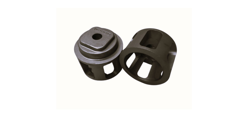 Zwei graue Metallteile, zylindrisch, mit offenen Seiten und markanten Kanten.