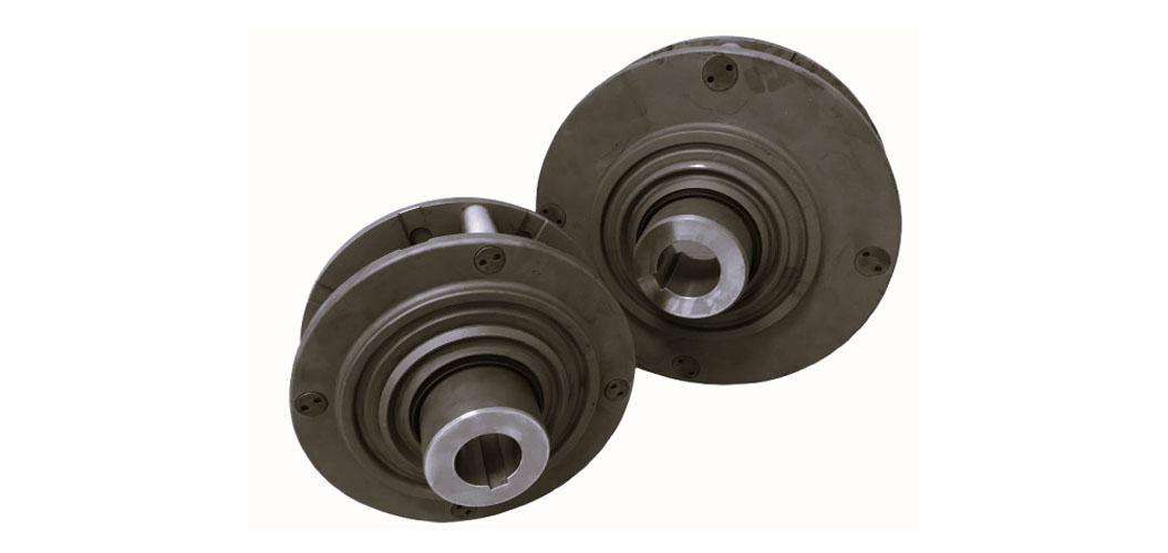 Zwei metallische Maschinenteile mit zylindrischen Formen und Schrauben.